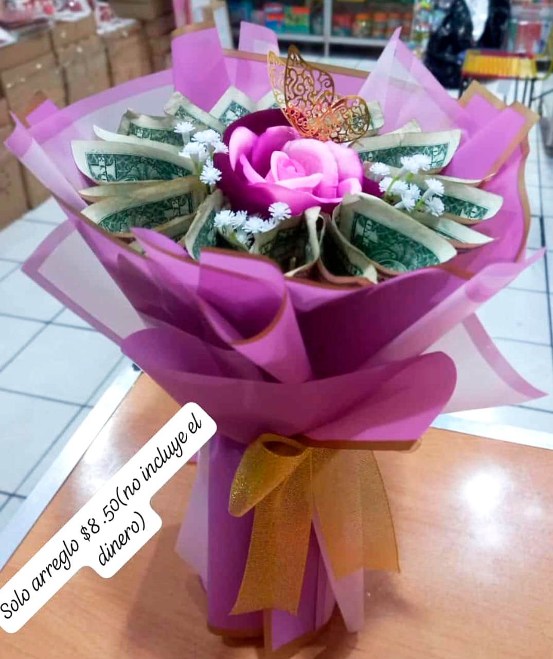 Arreglo de rosas eternas y dinero