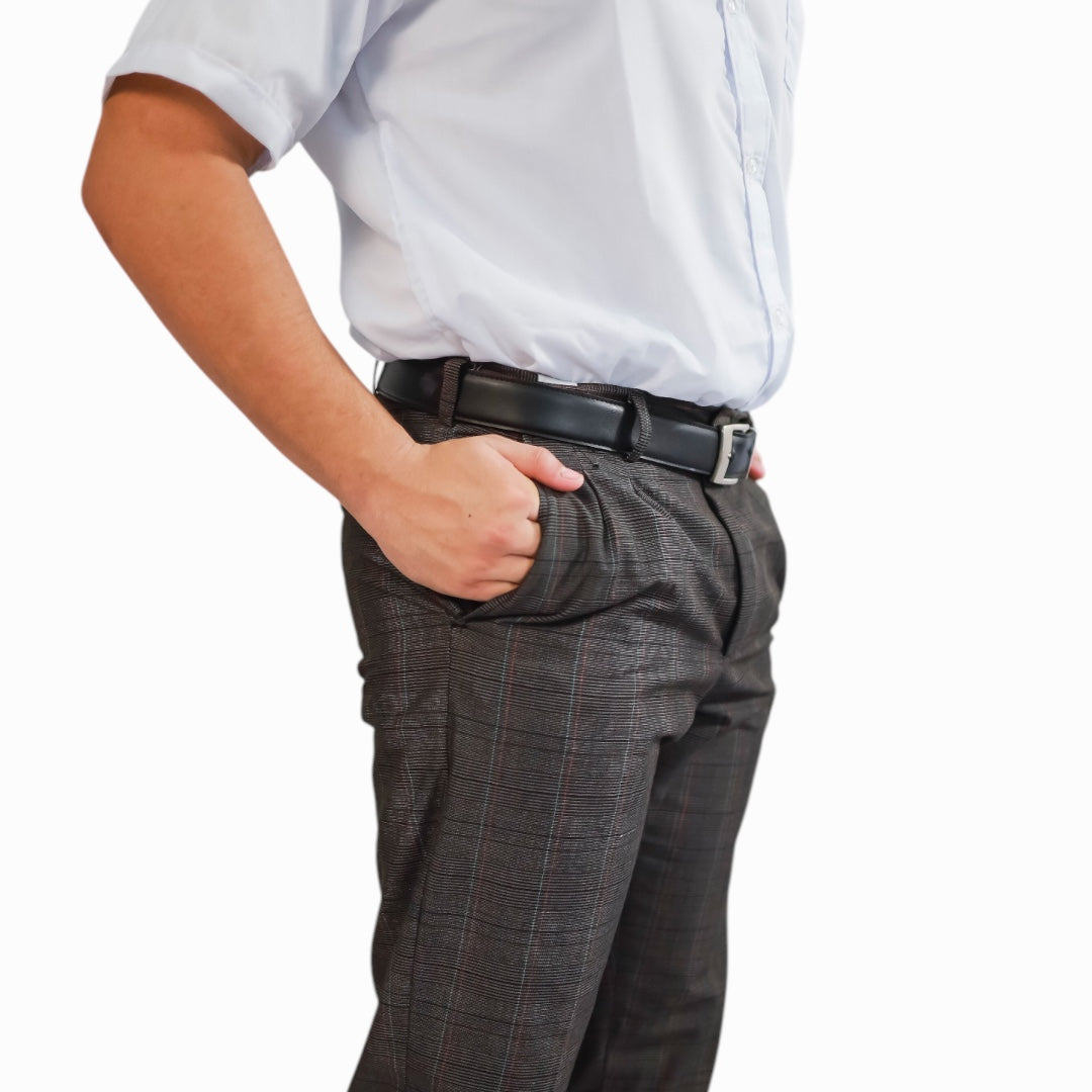 Uniforme escolar para joven de noveno o bachillerato